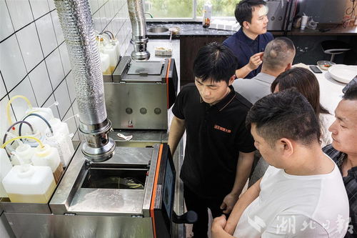 科技賦能餐飲 武漢炒菜機(jī)器人服務(wù)全球1600余家餐廳，引領(lǐng)智能化保潔新趨勢(shì)